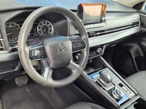 Used 2022 Mitsubishi Outlander ES AWD/4WD image 2