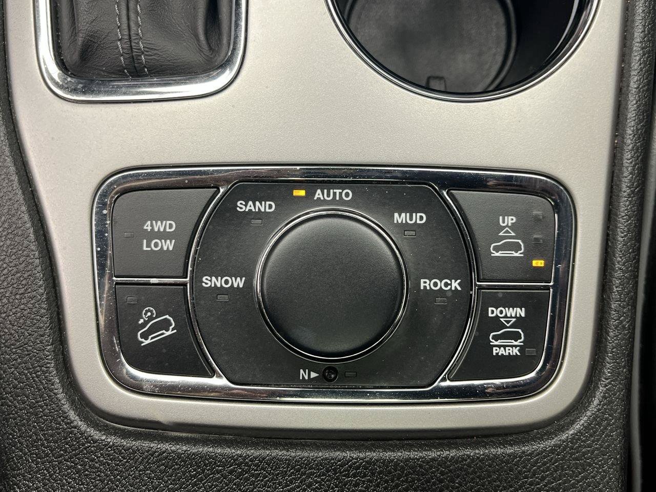 Used 2019 Jeep Grand Cherokee Overland AWD/4WD image 17