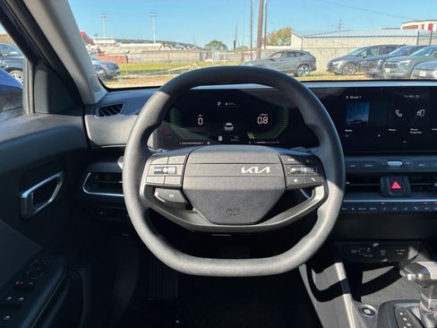 Used 2025 Kia K4 LXS image 27