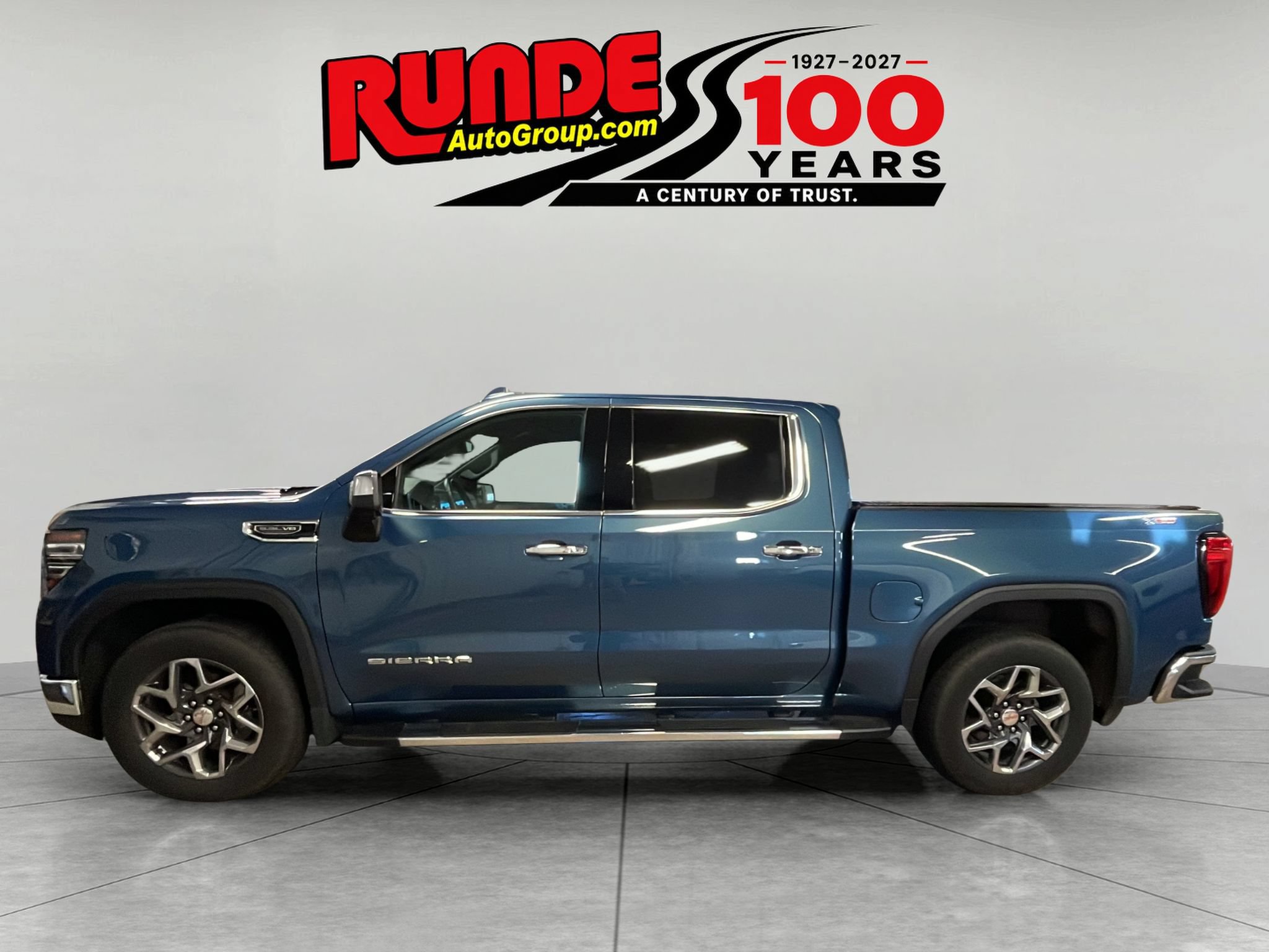 Used 2024 GMC Sierra 1500 SLT w/ SLT Premium Plus Package AWD/4WD image 2