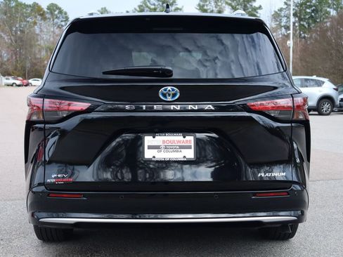 Used 2025 Toyota Sienna Platinum image 4