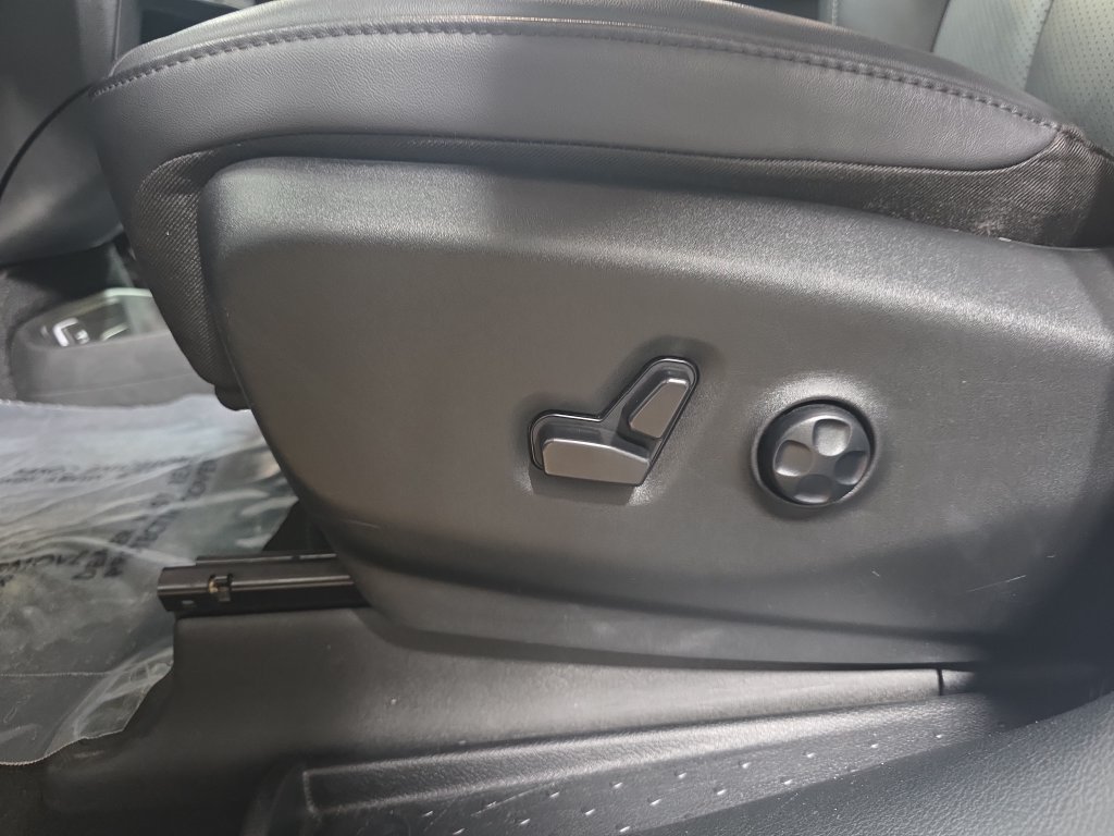Used 2025 Chrysler Pacifica Select FWD image 33