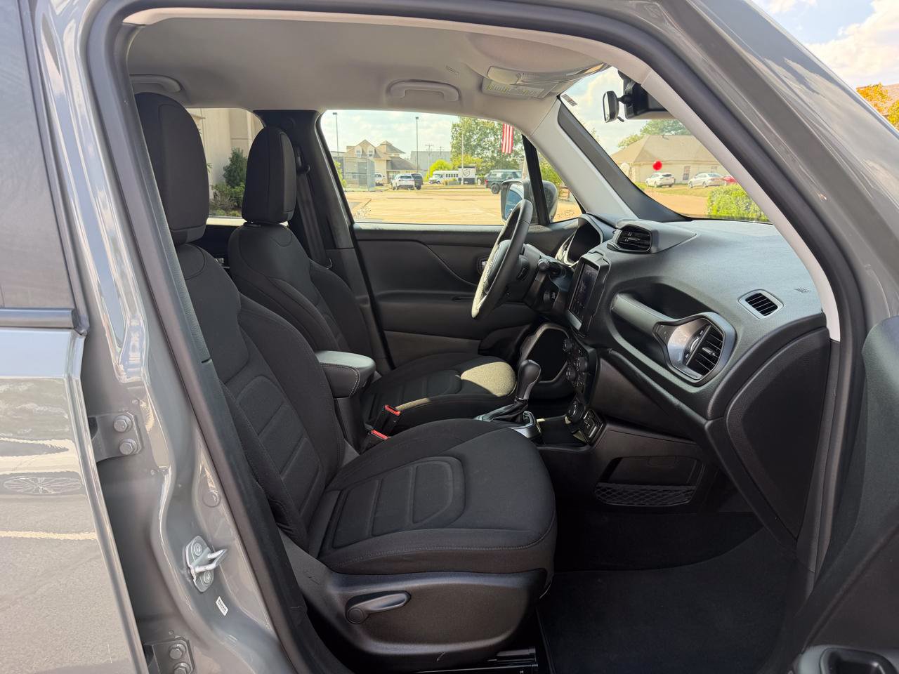 Used 2022 Jeep Renegade Latitude AWD/4WD image 7