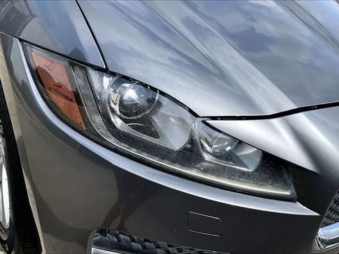 Used 2017 Jaguar F-PACE Premium image 27