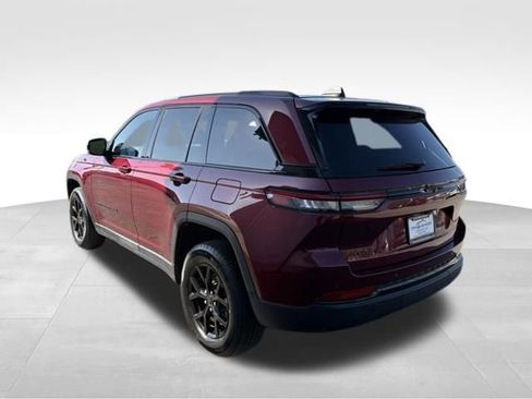 Used 2025 Jeep Grand Cherokee Altitude AWD/4WD image 11