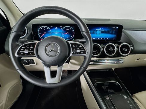 Used 2023 Mercedes-Benz GLA 250 4MATIC w/ Premium Package image 10