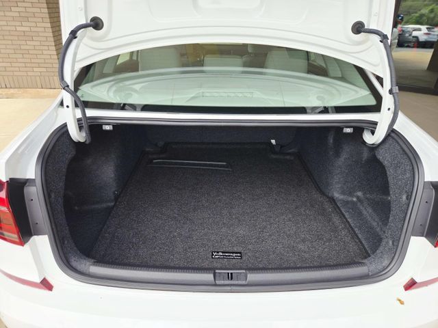 Used 2018 Volkswagen Passat 2.0T SE FWD image 14