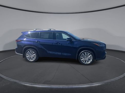 New 2026 Toyota Highlander Platinum AWD/4WD image 3