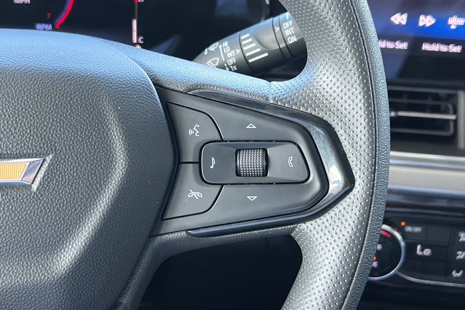 Used 2025 Chevrolet Trax LT FWD image 34