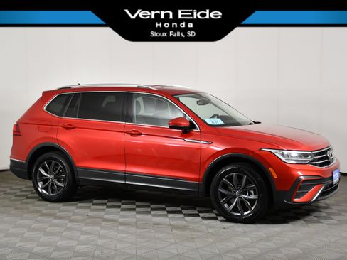 Used 2022 Volkswagen Tiguan SE AWD/4WD image 1