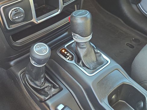 Used 2022 Jeep Gladiator Sport image 27