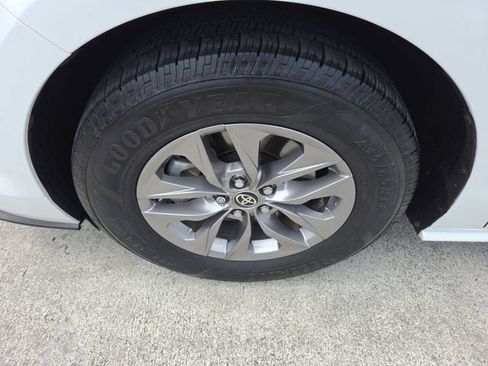 Used 2023 Toyota Sienna LE FWD image 10