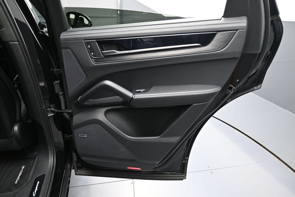 Certified 2025 Porsche Cayenne GTS AWD/4WD image 27