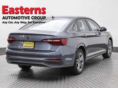 Used 2024 Volkswagen Jetta SE FWD image 5