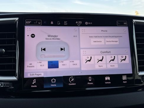 Certified 2023 Chrysler Pacifica Touring-L image 23