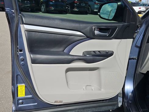Used 2018 Toyota Highlander XLE image 19