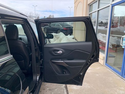 Used 2019 Jeep Cherokee Latitude Plus image 31