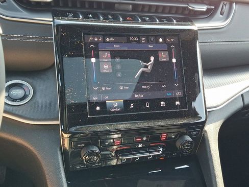 Used 2023 Jeep Grand Cherokee L Laredo image 17