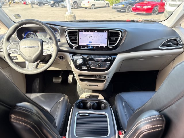 Used 2024 Chrysler Pacifica Touring-L FWD image 6