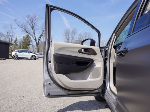 Used 2017 Chrysler Pacifica Touring-L Plus w/ Advanced Safetytec Group image 12