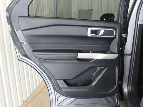 Used 2023 Ford Explorer XLT RWD image 17