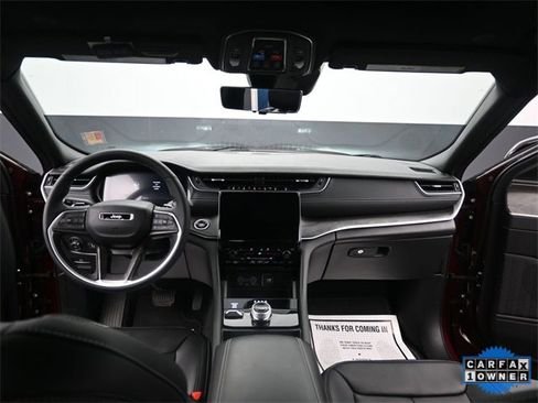 Used 2025 Jeep Grand Cherokee Limited w/ Luxury Tech Group II image 27