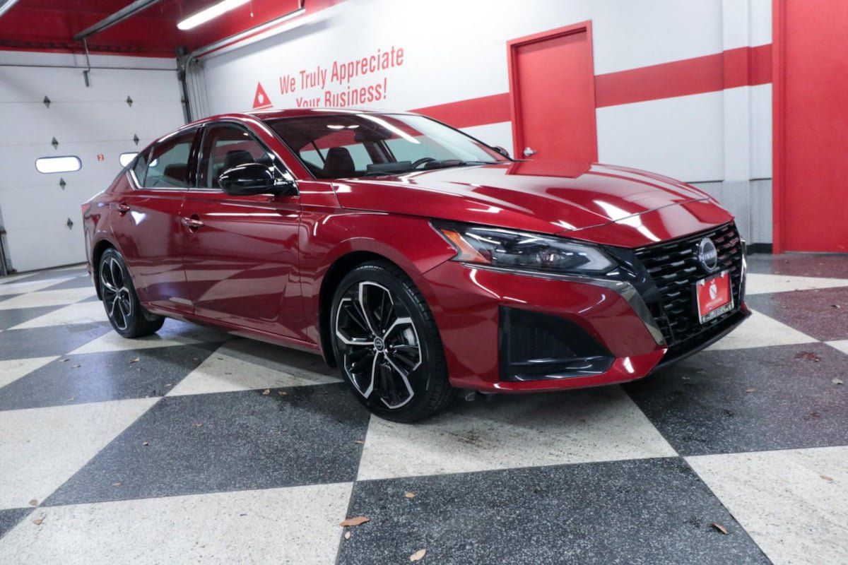 Used 2023 Nissan Altima 2.5 SR w/ SR Premium Package FWD image 2