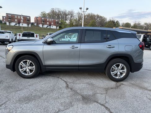 Used 2024 GMC Terrain SLE image 4