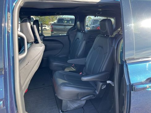 Used 2021 Chrysler Pacifica Touring-L w/ Uconnect Theater Family Group image 12