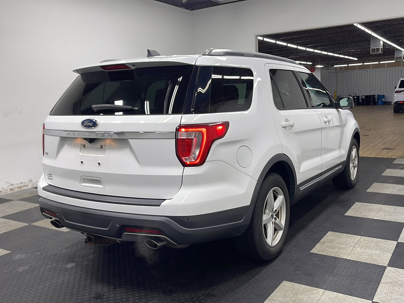Used 2018 Ford Explorer XLT FWD image 18