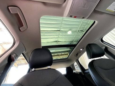 Used 2022 Volkswagen Taos SE w/ Panoramic Sunroof Package image 27