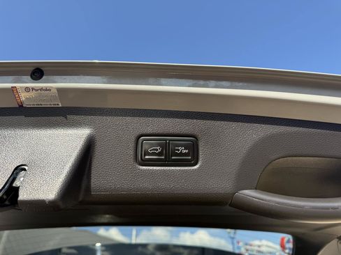 Used 2025 Kia Carnival EX FWD image 17