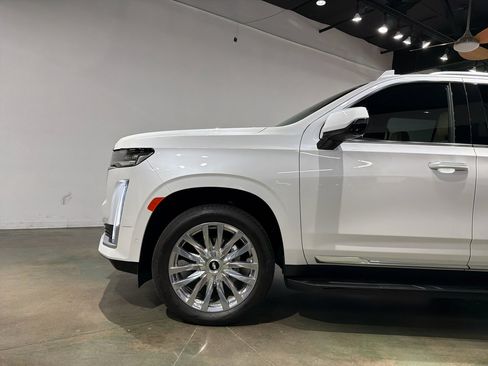 Used 2023 Cadillac Escalade Premium Luxury image 3