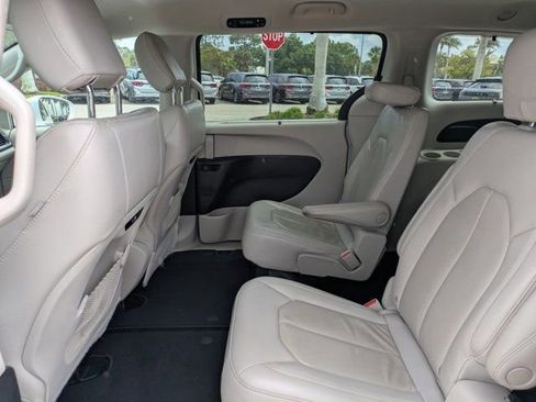 Used 2021 Chrysler Pacifica Touring-L FWD image 15