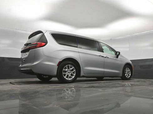 Used 2024 Chrysler Pacifica Touring-L FWD image 44