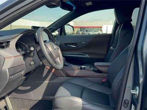 Used 2022 Toyota Venza XLE image 16