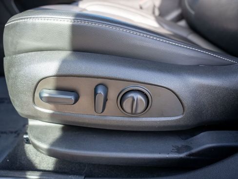 Used 2023 GMC Acadia SLT image 19