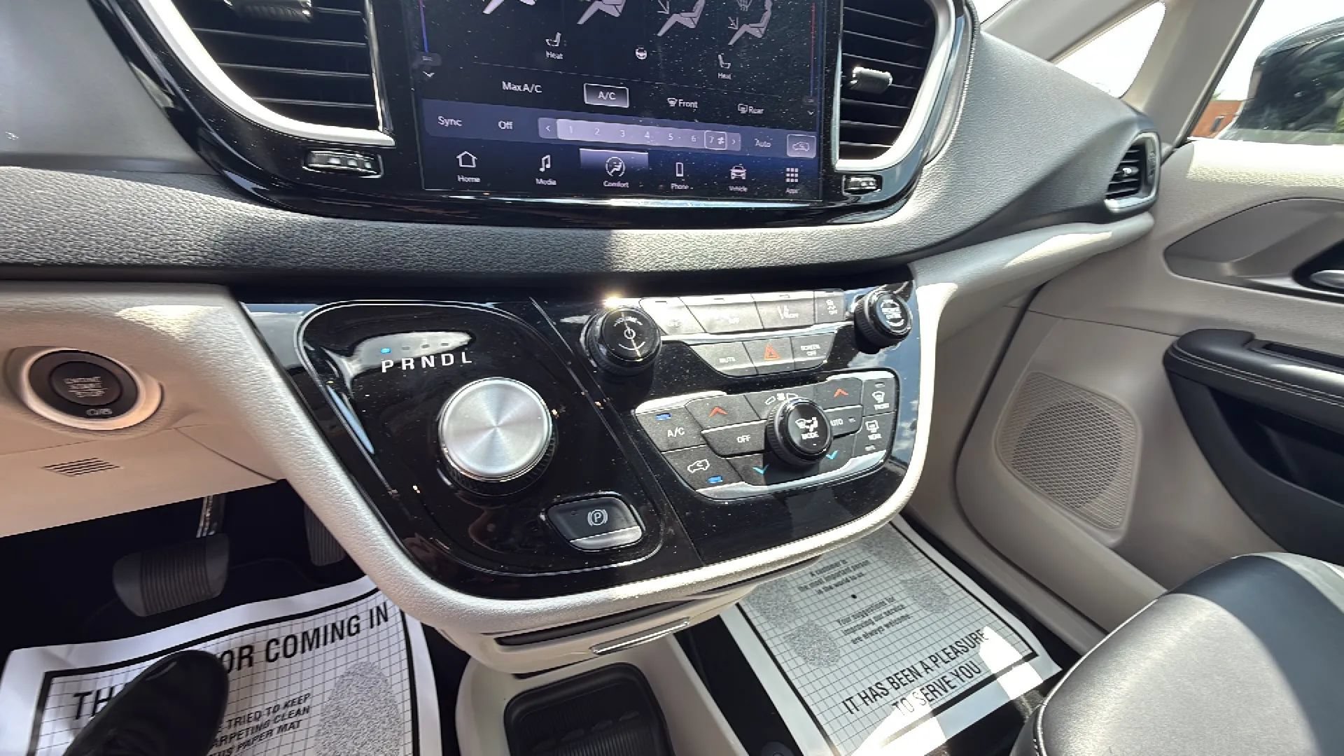 Used 2024 Chrysler Pacifica Touring-L FWD image 20