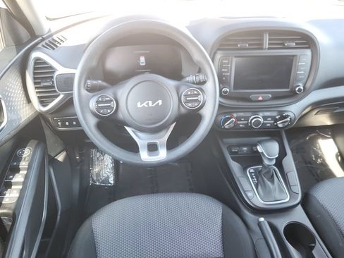 Used 2025 Kia Soul LX w/ LX Technology Package FWD image 10