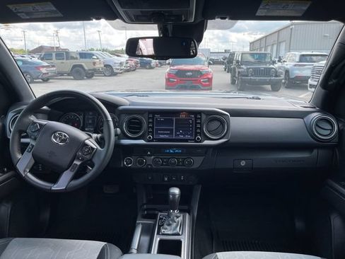 Used 2022 Toyota Tacoma TRD Off-Road AWD/4WD image 15