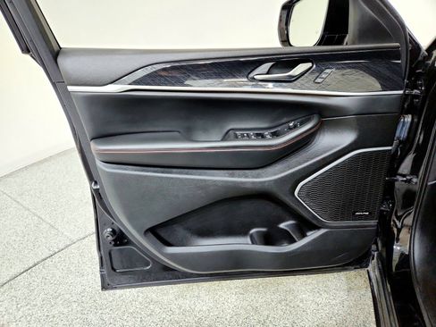 Used 2022 Jeep Grand Cherokee Trailhawk w/ Luxury Tech Group III image 16