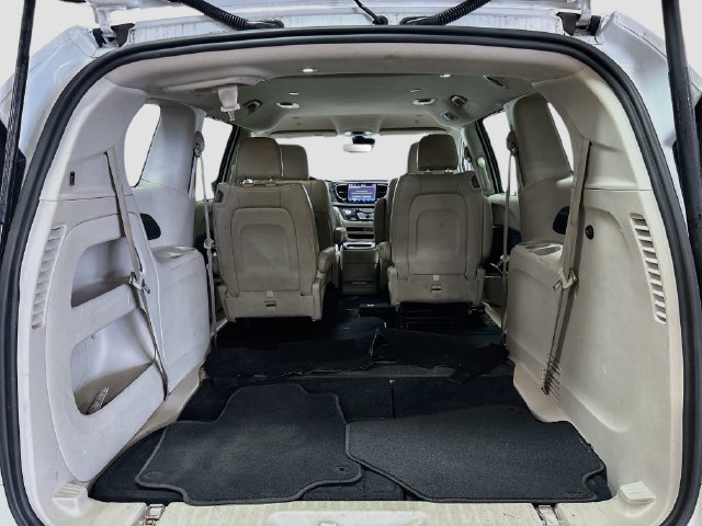 Used 2021 Chrysler Pacifica Touring-L FWD image 17