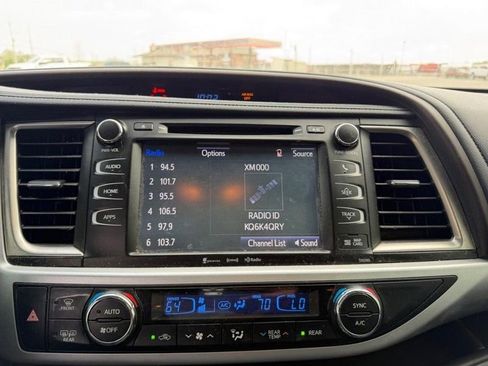 Used 2019 Toyota Highlander XLE FWD image 16