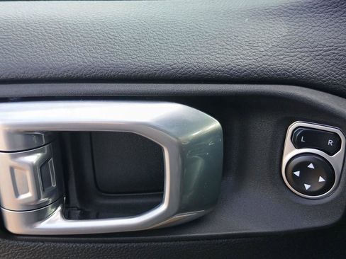 Used 2024 Jeep Wrangler Unlimited Rubicon w/ Capability Package image 9