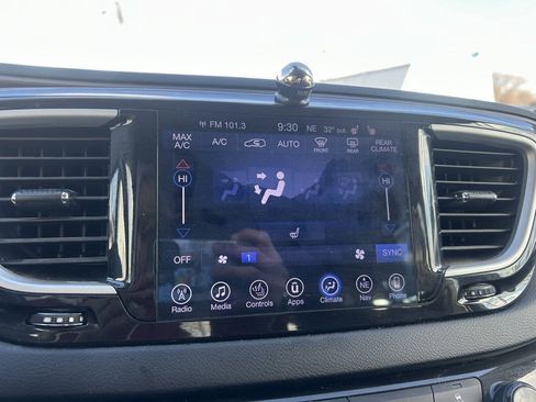 Used 2017 Chrysler Pacifica Touring-L image 22