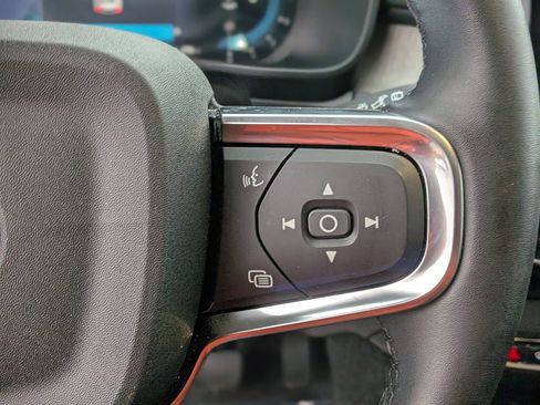 Used 2025 Volvo XC40 B5 Core image 23