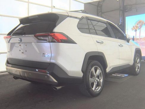 Used 2021 Toyota RAV4 XLE Premium image 5