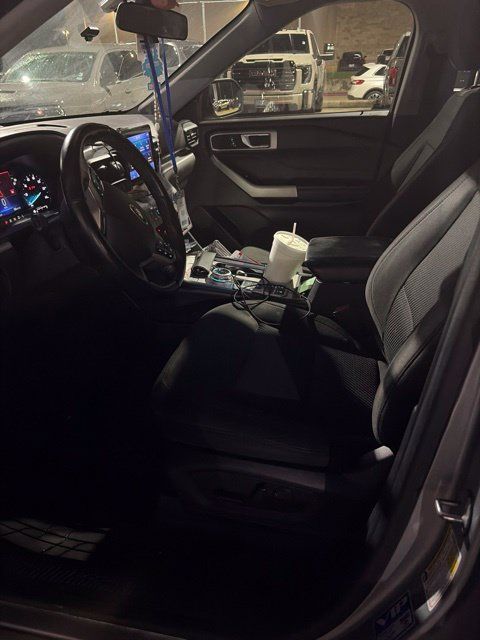 Used 2022 Ford Explorer XLT RWD image 2