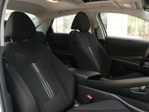 Used 2025 Hyundai Elantra SEL FWD image 27
