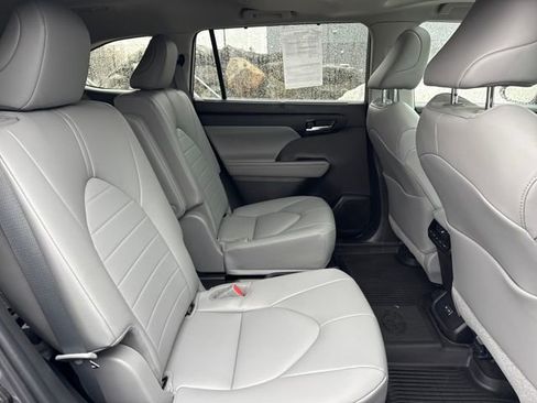 Used 2022 Toyota Highlander XLE image 12